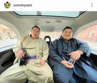 　一緒の車で移動する豊昇龍と大の里。日本相撲協会のインスタグラム（ｓｕｍｏｕｋｙｏｋａｉ）より