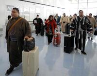 　荷物を手に移動する高安（手前左）、阿炎（同右）ら＝１２日