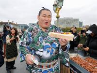 　ロンドン市内でホットドッグを手に笑顔を見せる豊昇龍＝14日
