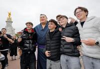 ロンドン市内で記念撮影に応じる大の里＝14日（共同）