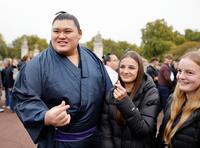 ロンドン市内で記念撮影に応じる大の里（共同）