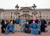 ロンドン市内を観光し、バッキンガム宮殿前で記念写真に納まる豊昇龍（後列左から６人目）ら（共同）