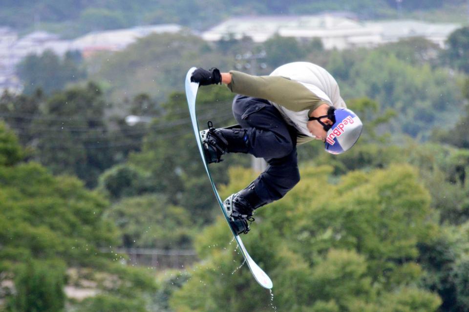 　練習するスノーボード男子の荻原大翔