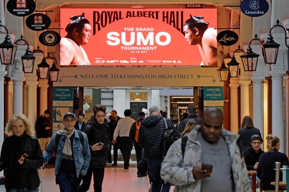 　大相撲ロンドン公演をＰＲする電光表示（共同）