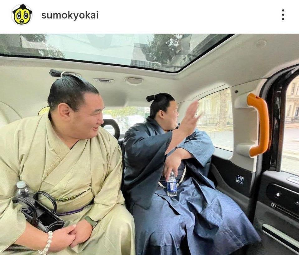 　一緒の車で移動する豊昇龍と大の里。日本相撲協会のインスタグラム（ｓｕｍｏｕｋｙｏｋａｉ）より