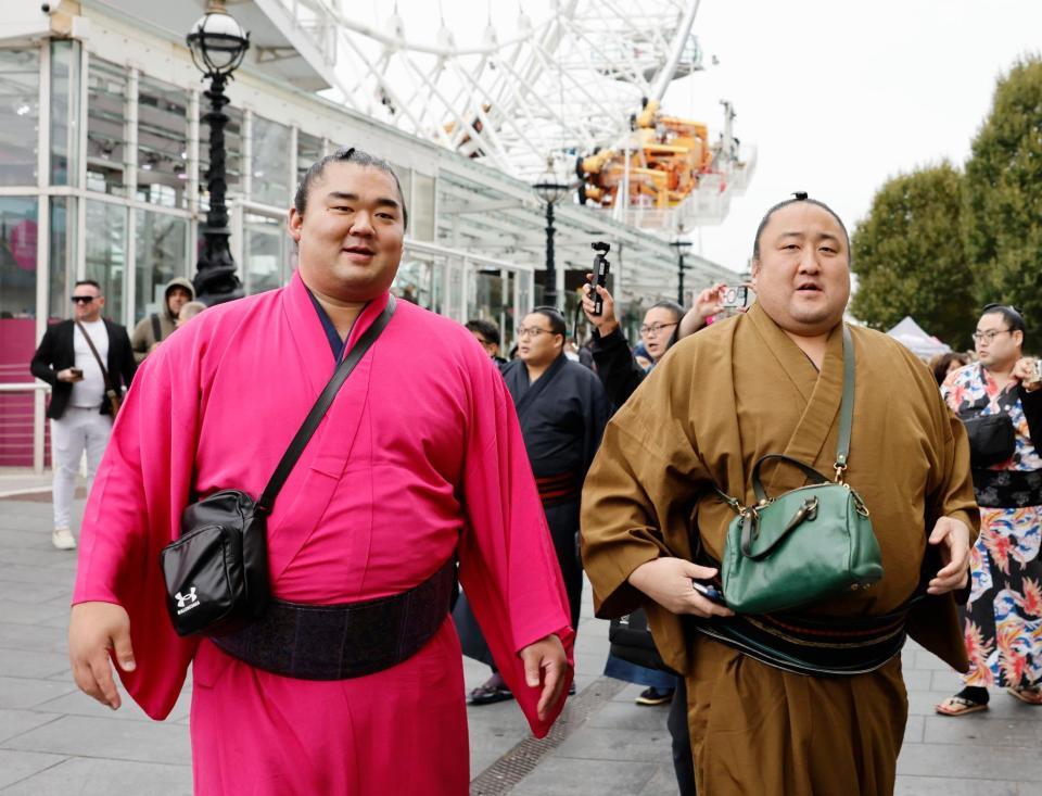 　ロンドン市内を観光する湘南乃海（左）と佐田の海＝14日
