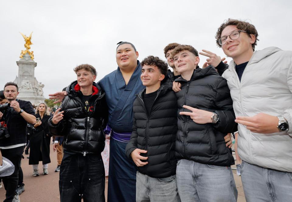 ロンドン市内で記念撮影に応じる大の里＝14日（共同）