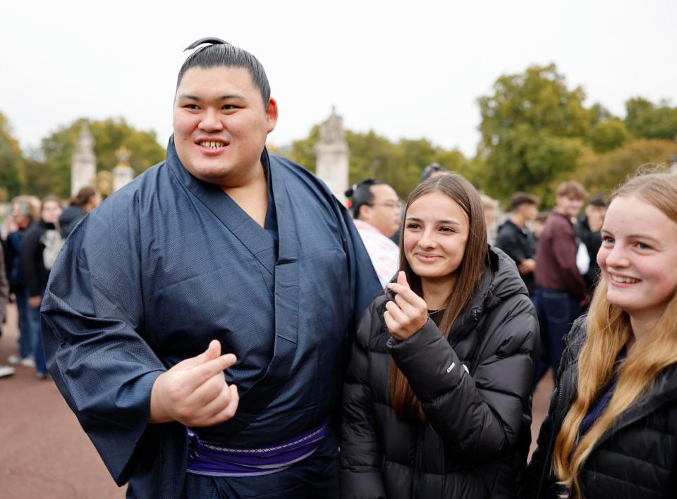 ロンドン市内で記念撮影に応じる大の里（共同）