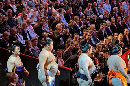 開幕した大相撲ロンドン公演を観戦に訪れた観客＝15日（共同）