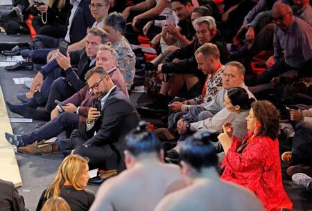 ロイヤル・アルバート・ホールで開幕した大相撲ロンドン公演を観戦する観客＝15日（共同）