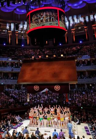 ロイヤル・アルバート・ホールで開幕した大相撲ロンドン公演で行われた幕内土俵入り＝15日（共同）