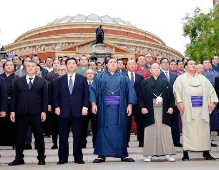 　大相撲ロンドン公演初日を前に記念写真に納まる（前列右から）豊昇龍、八角理事長、大の里ら＝15日（共同）