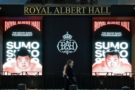 　大相撲ロンドン公演が開催されるロイヤル・アルバート・ホールの電光掲示＝14日（共同）