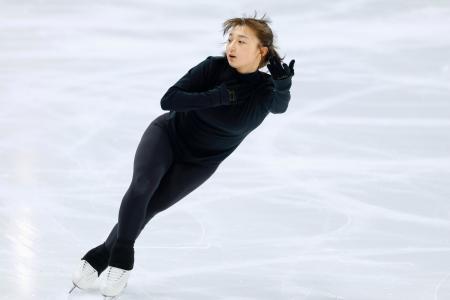 　公式練習で調整する坂本花織＝アンジェ（共同）