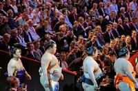 開幕した大相撲ロンドン公演を観戦に訪れた観客＝15日（共同）