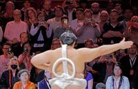 開幕した大相撲ロンドン公演で横綱大の里の土俵入りに見入る人たち＝15日（共同）