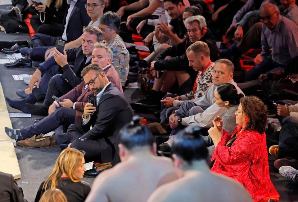 ロイヤル・アルバート・ホールで開幕した大相撲ロンドン公演を観戦する観客＝15日（共同）