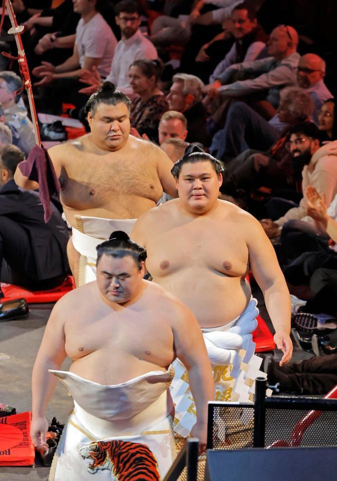　開幕した大相撲ロンドン公演で土俵入りを終えた横綱大の里（中央）＝15日（共同）
