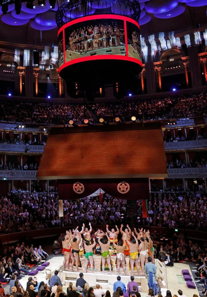 ロイヤル・アルバート・ホールで開幕した大相撲ロンドン公演で行われた幕内土俵入り＝15日（共同）