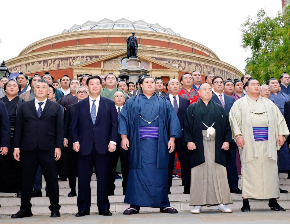 　大相撲ロンドン公演初日を前に記念写真に納まる（前列右から）豊昇龍、八角理事長、大の里ら＝15日（共同）