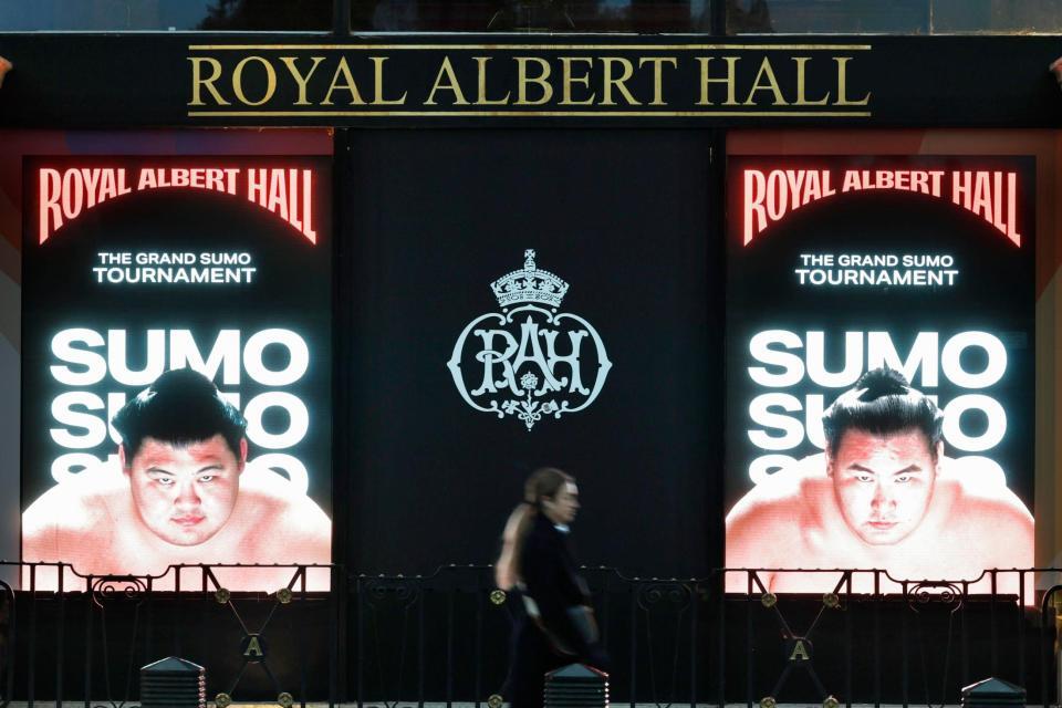 　大相撲ロンドン公演が開催されるロイヤル・アルバート・ホールの電光掲示＝14日（共同）