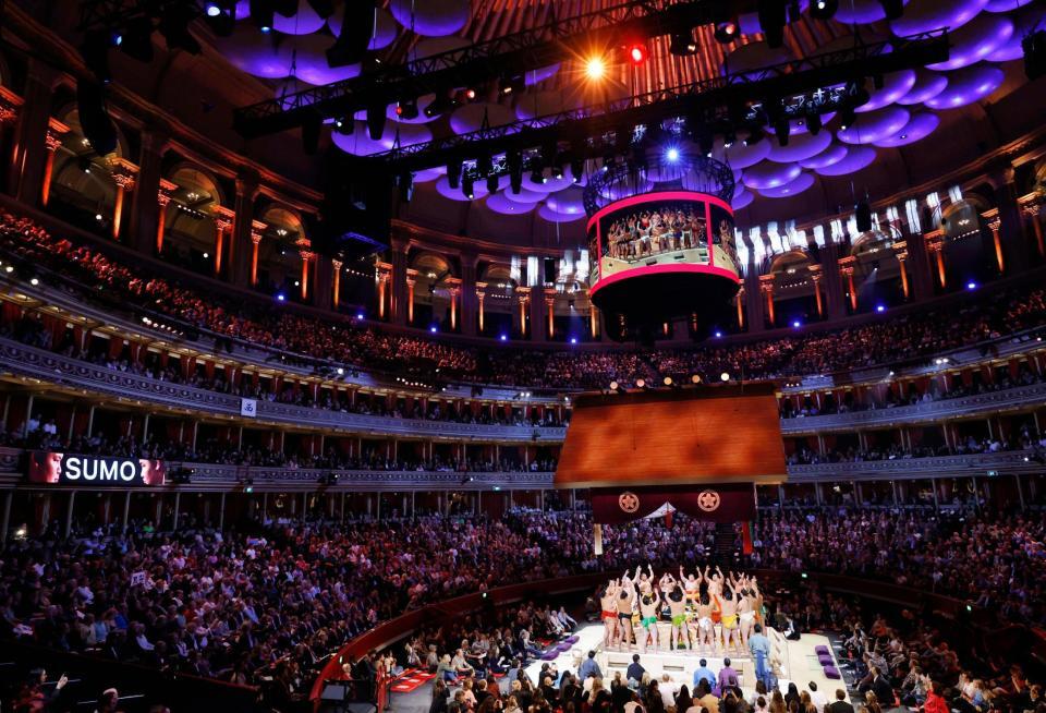 　ロイヤル・アルバート・ホールで開幕した大相撲ロンドン公演で行われた幕内土俵入り（共同）