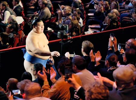 　結びの一番を終え、観客にサインする大の里（共同）