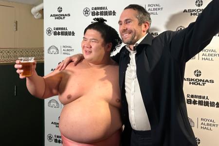 宇良、ロンドン公演で大人気　勝利のビール差し入れに笑顔