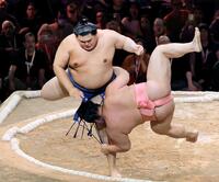 　宇良（右）を上手投げで下す大の里（共同）