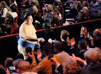 　結びの一番を終え、観客にサインする大の里（共同）