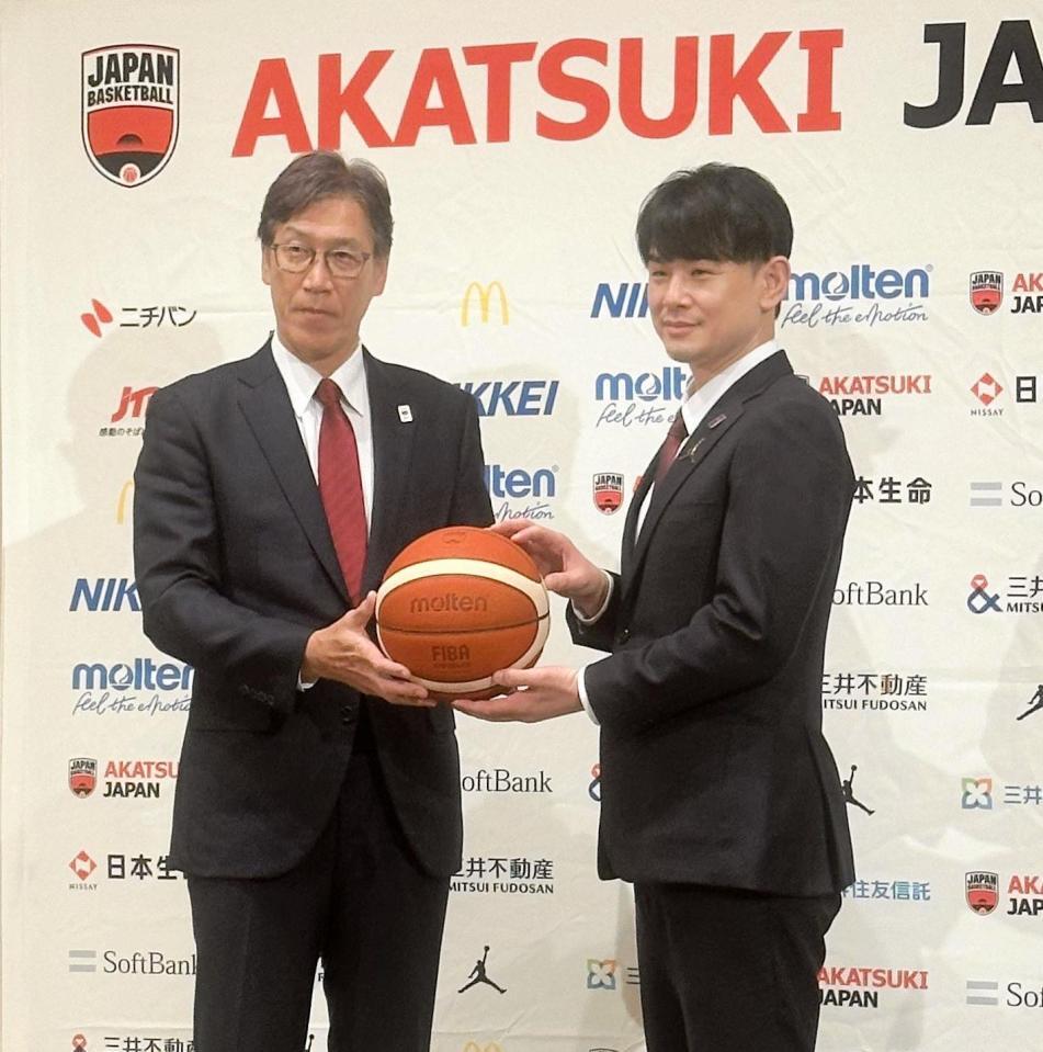 　会見に出席した伊藤拓摩強化委員長（右）