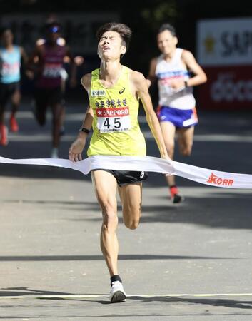 　日本人トップでゴールする中央学院大の近田陽路（撮影・石井剣太郎）