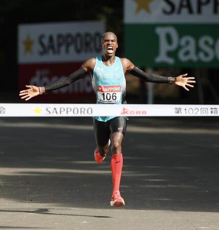 　個人トップでゴールする山梨学院大のキピエゴ（撮影・石井剣太郎）