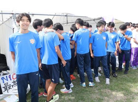 　９位で予選通過し、抱き合う日体大の選手ら（撮影・西岡正）