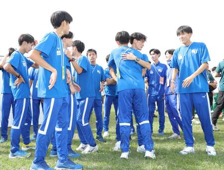 　７位で予選を通過し、喜び合う神奈川大の選手ら（撮影・西岡正）