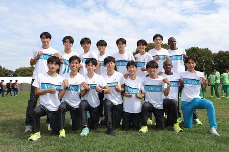 　３位で予選を通過し、ポーズを決める山梨学院大の選手ら（撮影・西岡正）