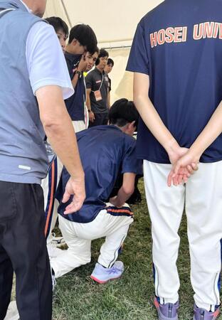 　１７秒差で箱根出場を逃し、号泣しながら取材を受けた後、膝から崩れ落ちた法大の花岡慶次主将