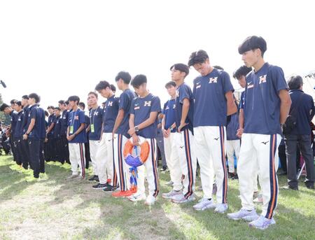 　予選会で１１位となり、肩を落とす法大の選手ら（撮影・西岡正）