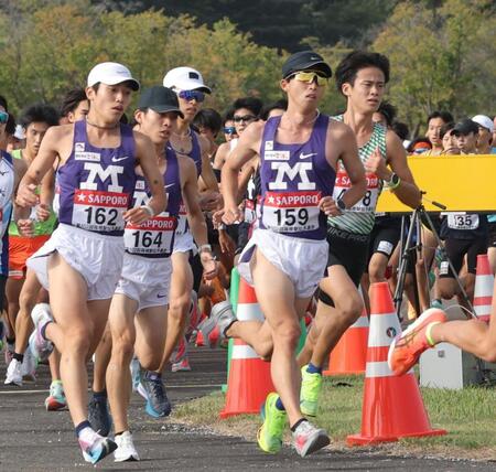 　予選会の周回をまわる明大・森下翔太（１５９）＝撮影・西岡正