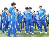 　７位で予選を通過し、喜び合う神奈川大の選手ら（撮影・西岡正）