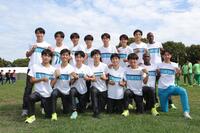 　３位で予選を通過し、ポーズを決める山梨学院大の選手ら（撮影・西岡正）