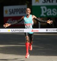 　トップでゴールする山梨学院大・キピエゴ（撮影・石井剣太郎）