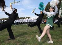 　６位で予選通過し、応援団に「大根踊り」で祝福される東農大の選手ら（撮影・西岡正）