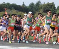 　集団で走る東農大・前田和摩（中央）＝撮影・西岡正