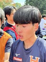 　１７秒差で箱根出場を逃し、号泣する法大の花岡慶次主将