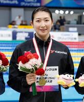 　女子５０メートルバタフライを制し、表彰台で笑顔の池江璃花子