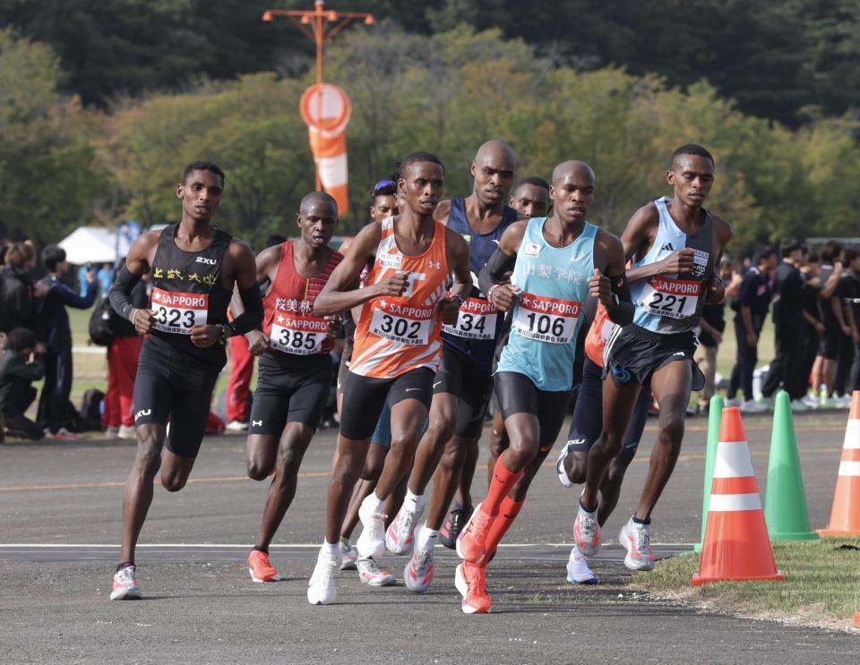 　箱根駅伝予選会で周回をまわる山梨学院大のブライアン・キピエゴ（１０６）ら先頭集団。