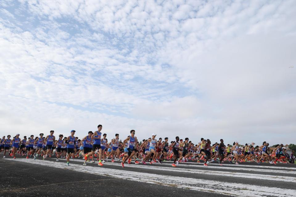 　箱根駅伝予選会でスタートする選手ら