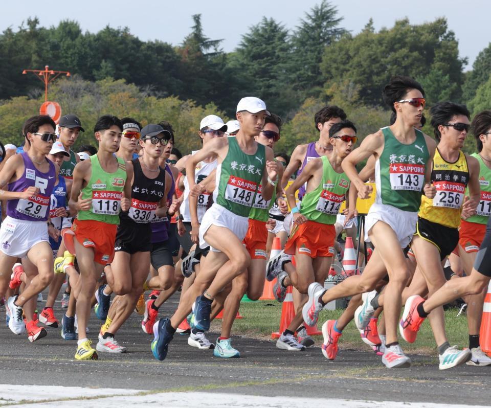 　集団で走る東農大・前田和摩（中央）＝撮影・西岡正