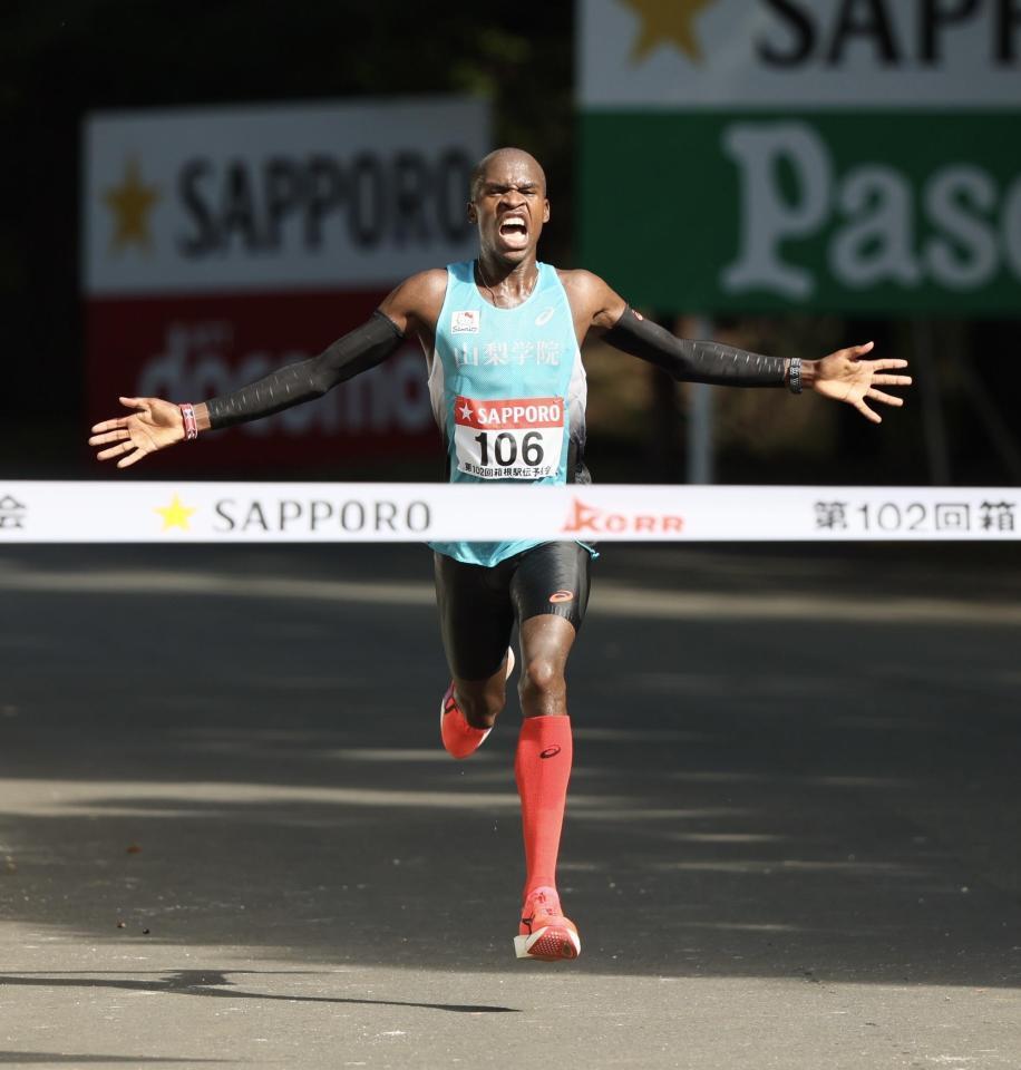 　個人トップでゴールする山梨学院大のキピエゴ（撮影・石井剣太郎）